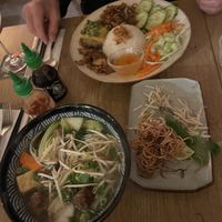 Die Atmosphäre im Laden ist gemütlich, aber dadurch kann man nicht so gute Fotos machen 😃 ! Es ist noch viel leckerer als es aussieht!   at Mâm Chay in Dusseldorf