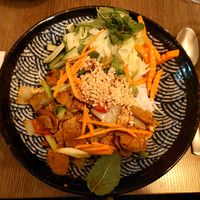 Hauptgericht mit veganen marinierten Schnetzeln und Reisnudeln at Mâm Chay in Dusseldorf