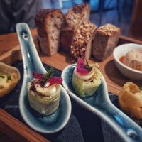 Herzhafter Einstieg: Sauerteigbrot mit Mandelcreme , Snacks mit weißer Bohnen Paste, Chinakohl-Happen at Wolfs Junge in Hamburg