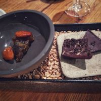 Petit Fours: kandierte gelbe Beete mit Mandel und Bruchschokolade at Wolfs Junge in Hamburg
