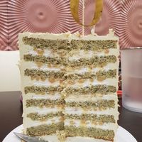 Anschnitt einer veganen Geburtstagstorte at Patisserie Schneebesen - Konditorei in Landau