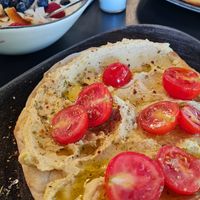 Breakfast "Tel Aviv": Pita with hummus and tomatoes and mango-yoghurt-bowl with coconut and berries at Cafebar Essen und Trinken in Straubing