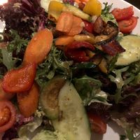 Salat vegetaria: mit Grillgemüse (ohne Parmesan bestellen) / veg(etari)an salad: with grilled vegetables (order without parmesan)  at Cafebar Essen und Trinken in Straubing