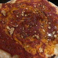 Pizzabrot: mit Tomaten und Knoblauch/ pizza bread: with tomatoes and garlic  at Cafebar Essen und Trinken in Straubing