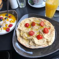 Frühstück „Tel Aviv“ mit Hummus-Pita und Pflanzenjogurt mit Früchten und Kokossplittern / breakfast „Tel Aviv“ with Hummus-Pita and plant yogurt with fruits and coconut  at Cafebar Essen und Trinken in Straubing