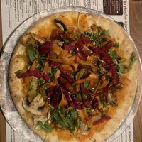 Très bonne pâte à pizza avec une combinaison de légumes/patates hors norme: très bon!  at Le Galion in Charleville-mezieres