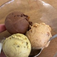 Double chocolate, apple strudel, and pistachio ice cream 🥰  at Vegelateria in Zurich