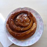 Vegan cinnamon roll at Mandel in Tartu