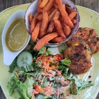 Vegane Bratlinge mit Süßkartoffelpommes und Currydip at Torhaus Möhnesee in Moehnesee