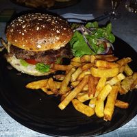Hamburguesa Vegan + ensalada mixta con patatas fritas at L'Authentique Burger in Auxerre