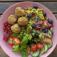 Salad bowl with falafel (vegan) at Marie's Happy Food & Drinks - Café & Catering in Tutzing