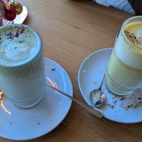 Matcha Latte und Goldene Milch mit Hafermilch at Marie's Happy Food & Drinks - Café & Catering in Tutzing