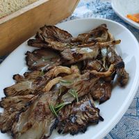 Funghi arrostiti buoni at Mesa Pigadia Taverna in Santorini