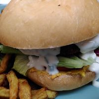 Burger lapin noir avec frites at Le Lapin Noir in Rennes