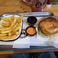 Vegan cheese burger mit belgischen Pommes at Ruff's Burger in Ansbach