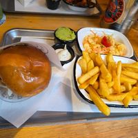 Vegan BBQ Burger mit belgischen Pommes und Coleslaw at Ruff's Burger in Ansbach