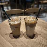 Links "Gingerbread Latte" rechts "Caramel Macchiato" at Starbucks in Cordoba