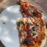 Die Pizza ist belegt mit veganem Käse und veganem "Chicken" at L'Osteria Travemünde in Luebeck