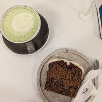 Matcha latte con leche de almendras y un budín de zanahoria y nuez at Blanca Deco Café in Buenos Aires