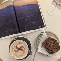 Chai latte con leche de almendras y budín de zanahoria at Blanca Deco Café in Buenos Aires