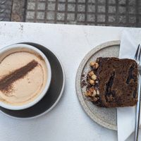 Chai latte con leche de almendras y budín de banana at Blanca Deco Café in Buenos Aires