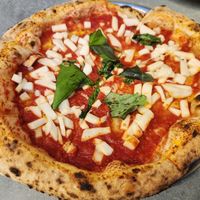 Vegan margherita pizza (vegan rice mozzarella cheese, tomato sauce, basil, oil) at Fresco & Cimmino in Milan