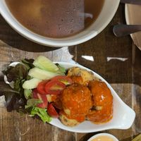 Dumpling Suppe (vegan) und denke das waren frittierte Pilze (vegan) besonders empfehlenswert   at VEGANERIE Street - วงเวียนใหญ่ in Bangkok