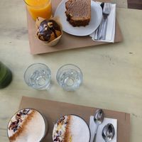 Té chai con leche vegetal, zumo de naranja, bizcocho vegano de batata y plátano, y muffin de zanahoria y chocolate 🥧🍵   at La Aldea Cafe Bar in Conil De La Frontera