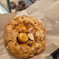 White choc macadamia cookie at Round & Edgy - KaDeWe in Berlin