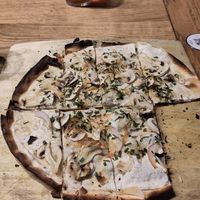 Veganer Flammkuchen mit Pilzen at Brasserie de la Lanterne in Strasbourg