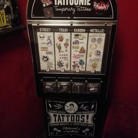 Máquina de tatuajes en el baño #Veganuary at Zombie Bar in Madrid