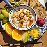 Veganes Frühstück mit Skyr, Obst, Brot und Aufstrichen at Wilma Wunder in Passau