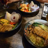 Rechts Ramen mit vegander ente, 2 Mal Sondermenü mit Reis und gemüse (vegandes Hühnchen/ Ente) at Golden Ginkgo  in Berlin