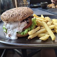 Burger di verdure con patatine at Motyvas in Siauliai