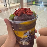 its seems a little bit expensive but the toppings are all fresh and ist soooo delicious!!! 10/10  at Oakberry in Tenerife