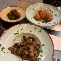 *Insanely* delicious mushrooms! My omni friend had the cheese balls which she said were also very tasty  at Los V in Athens