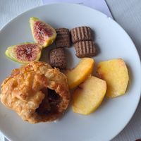 Sfogliatine veg pesche e fichi, biscottini veg at Le Bianchette in Verona