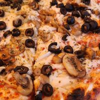 Pizza vegeta con queso violife at El Bahiano Pizza Bar in Caldera