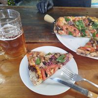 Pizza y cerveza artesanal local at El Bahiano Pizza Bar in Caldera