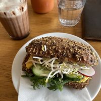 Kürbiskernweckerl mit Curryhummus und Gemüse  at Martin Auer in Graz
