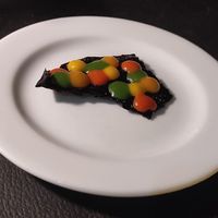 Cialda di riso Venere con gocce di crema di prezzemolo, pomodorino e peperone at Bottega Sarra 1932 in Terracina