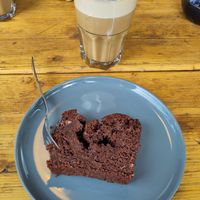 Schoko-Bananenbrot und Chai Latte mit Hafermilch at Eisvogel in Lenzen Elbe
