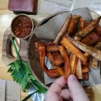 Sweet potato chips with chutney at Mana Kai in Busselton