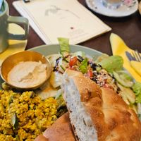 Veganes Tofu-Rührei mit Brot und gebratenem Gemüse. at Café Soleil in Aachen