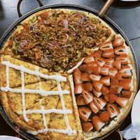 pizza de seis queijos, chocolate com morango, e fazenda futuro   at Vivenda Das Pizzas in Passo Fundo