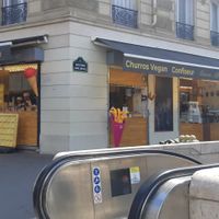 Fachada con "churros vegan" en el toldo at Alfred in Paris