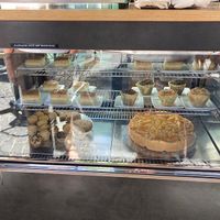 Wechselnde süße Sachen in der Auslage, nicht gekennzeichnet, zum Großteil vegan  at Kaffee Kiste - Kiosk in Freiburg