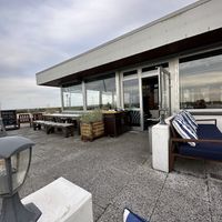 Sitzmöglichkeiten draußen   at Ahoi Steffen Henssler in Otterndorf