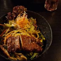 Udon know me

Gebratene Udonnudeln | knusprige vegane Ente | Königausternpilze | Saisongemüse | hausgemachte reduzierte Sojasoße | Koriander  at IV in Berlin