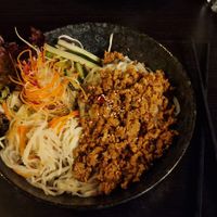 Dont't worry be happy

Im Wok geschwenktes mariniertes veganes Hack auf zarten Nudeln | Pakchoi | Gurke | Lauch | Koriander | (auf Wunsch mit Chiliöl)  at IV in Berlin